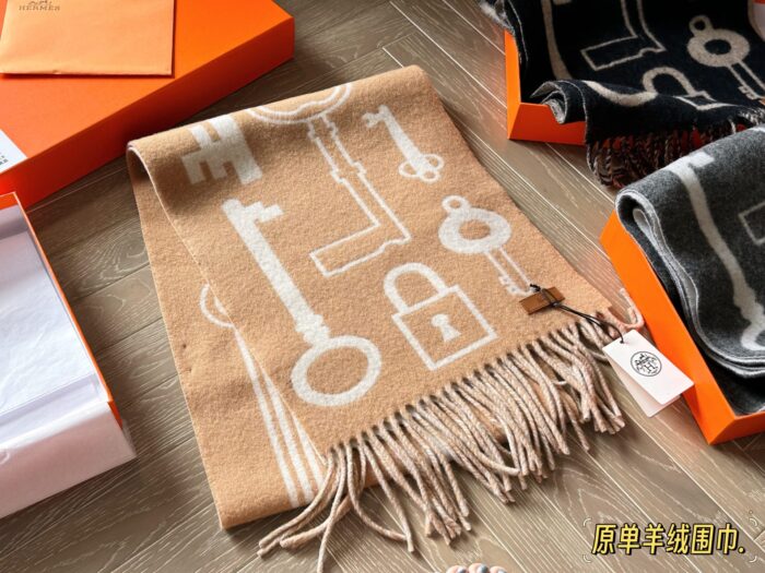 Louis Vuitton Fw Reversible Scarf Milk Tea Colour 100% Wool Reversible Soft And Comfortable - Image 7