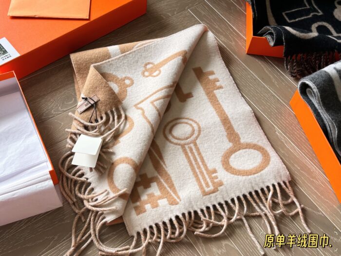 Louis Vuitton Fw Reversible Scarf Milk Tea Colour 100% Wool Reversible Soft And Comfortable - Image 8