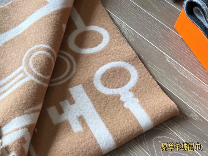 Louis Vuitton Fw Reversible Scarf Milk Tea Colour 100% Wool Reversible Soft And Comfortable - Image 9