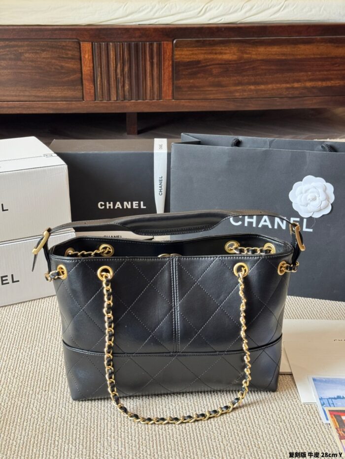 Chanel 25A Haute Couture House Bucket Bag - Diamond Quilted Colour-Block Design With Detachable Bag-On-Bag And Removable Pearl Heart Cf Pendant - Image 3