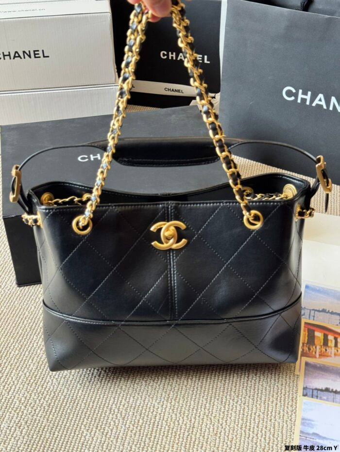 Chanel 25A Haute Couture House Bucket Bag - Diamond Quilted Colour-Block Design With Detachable Bag-On-Bag And Removable Pearl Heart Cf Pendant - Image 4