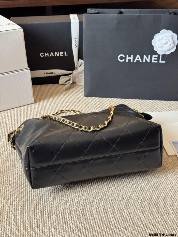 Chanel 25A Haute Couture House Bucket Bag - Diamond Quilted Colour-Block Design With Detachable Bag-On-Bag And Removable Pearl Heart Cf Pendant - Image 6