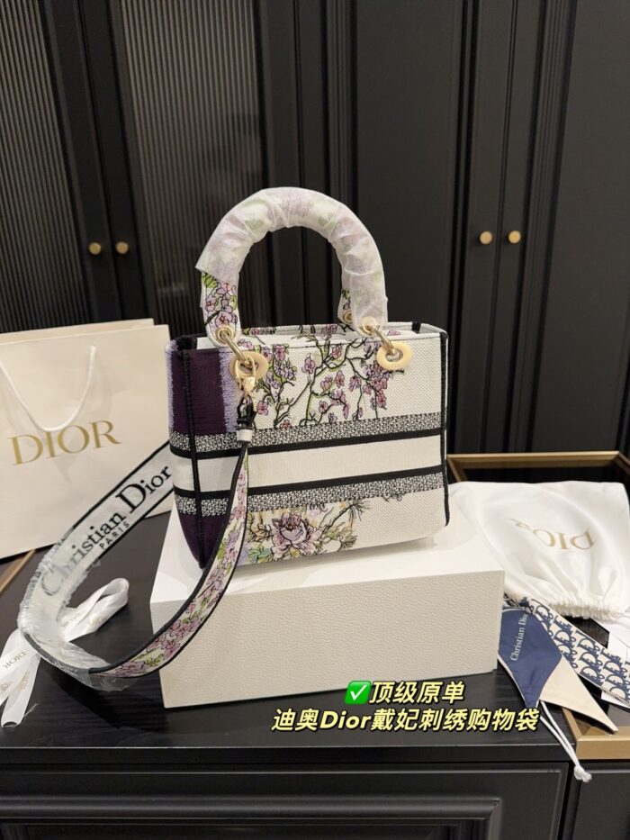 Dior 23 Pre-Spring Lady Dior "Botanical Garden" Five-Compartment White Floral Embroidered Tote - Image 7