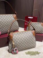 Gucci Emblem Underarm Bag Stylish, Versatile, And Exuding Elegant Charm - Image 3