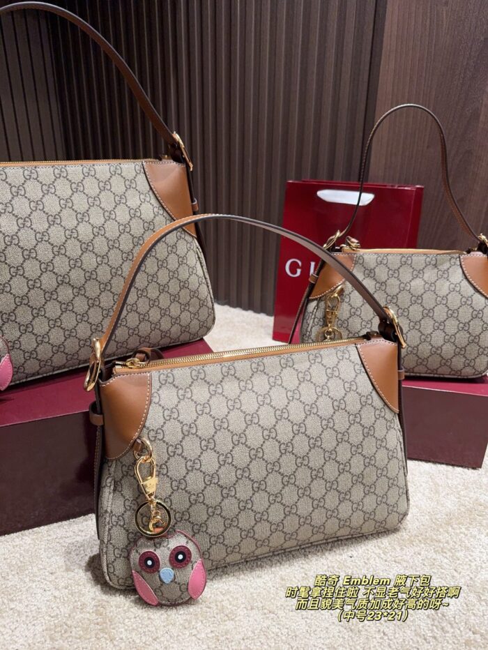 Gucci Emblem Underarm Bag Stylish, Versatile, And Exuding Elegant Charm - Image 3