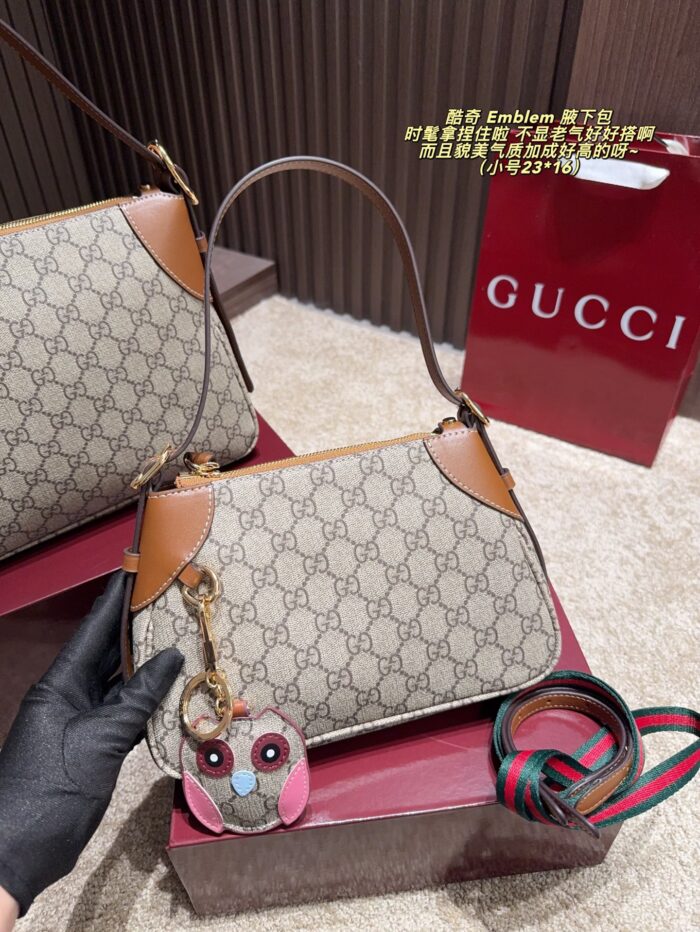 Gucci Emblem Underarm Bag Stylish, Versatile, And Exuding Elegant Charm - Image 4