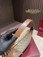 Gucci Emblem Underarm Bag Stylish, Versatile, And Exuding Elegant Charm - Image 6