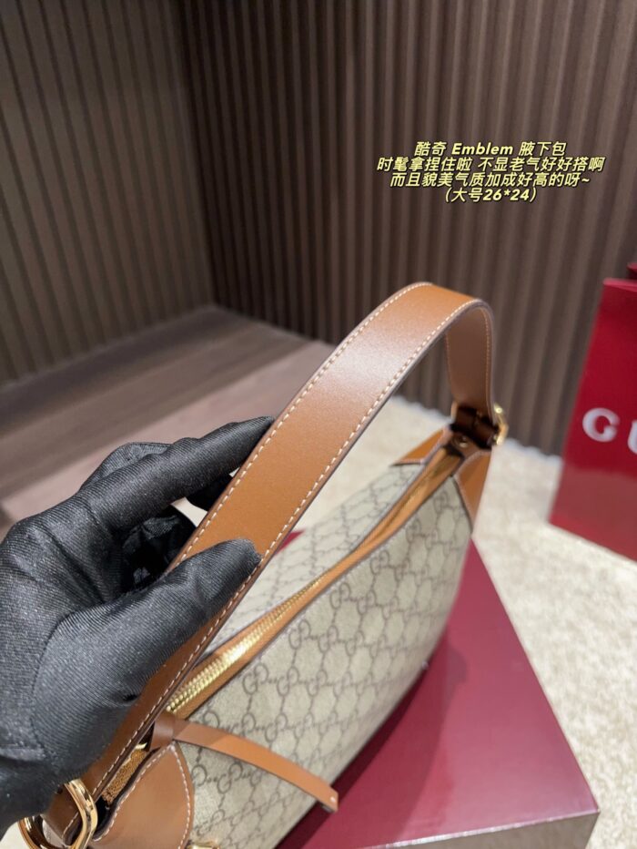 Gucci Emblem Underarm Bag Stylish, Versatile, And Exuding Elegant Charm - Image 6