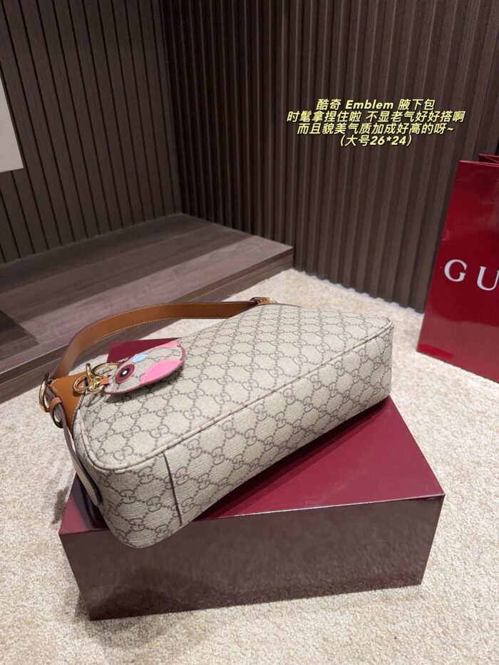 Gucci Emblem Underarm Bag Stylish, Versatile, And Exuding Elegant Charm - Image 8