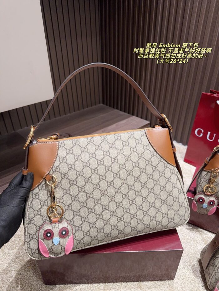 Gucci Emblem Underarm Bag Stylish, Versatile, And Exuding Elegant Charm - Image 9