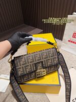 Fendi Baguette Bag Retro Elegance Versatile For Commuting, Leisure, And Dates - Image 3