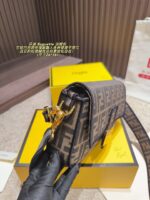Fendi Baguette Bag Retro Elegance Versatile For Commuting, Leisure, And Dates - Image 4