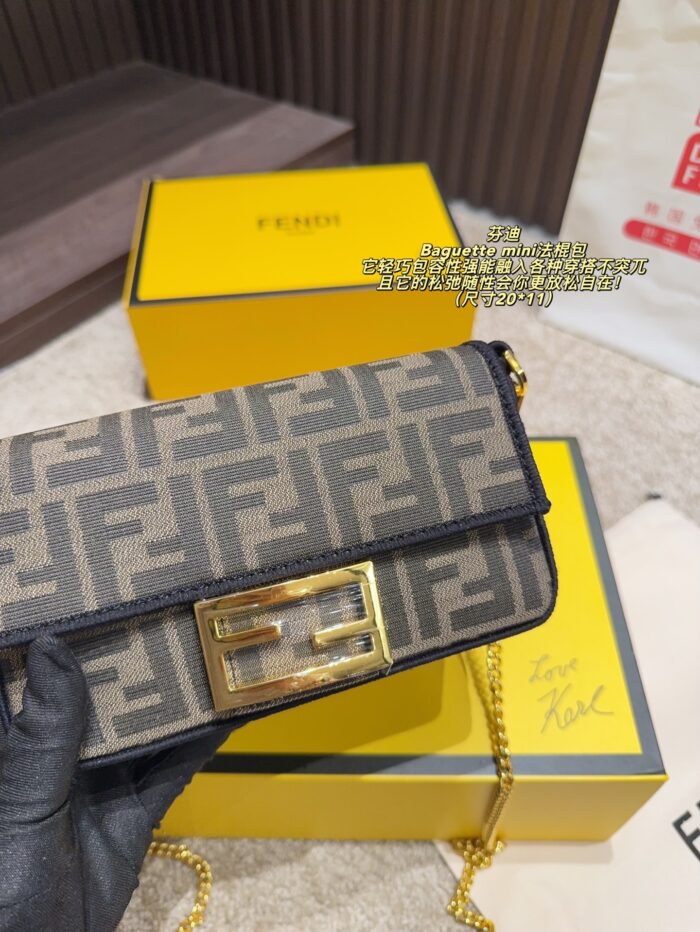 Fendi Baguette Mini Retro Elegance Versatile For Any Occasion - Image 3