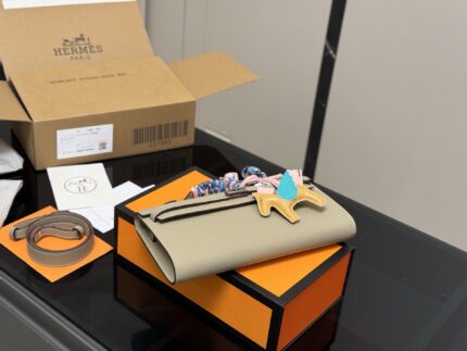 Hermès Kelly Horizontal Cross-Grain Calfskin - Accommodates Phone - Adorable - Premium Quality