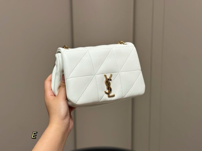 Saint Laurent Jamie Collection Chain Bag Sheepskin-Textured Leather With Jewellery-Grade Chain Effortlessly Chic Design - Image 9