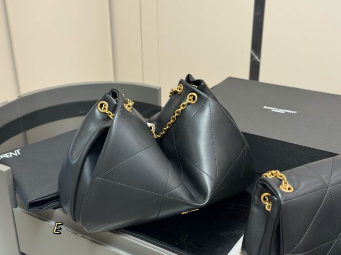 Saint Laurent Jamie Collection New Chain Bag Sheepskin-Textured Leather With Jewellery-Grade Metal Chain Effortlessly Relaxed Design - Image 5