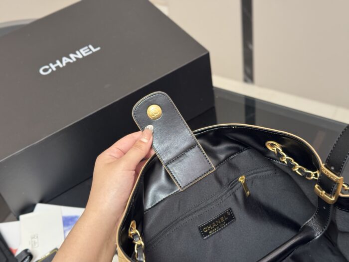 Chanel 25A Vertical Suede Tote Bag Madeleine Colourway Handheld Or Underarm Carry Effortlessly Relaxed Versatile And Sophisticated - Image 3