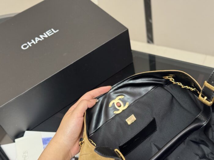 Chanel 25A Vertical Suede Tote Bag Madeleine Colourway Handheld Or Underarm Carry Effortlessly Relaxed Versatile And Sophisticated - Image 4