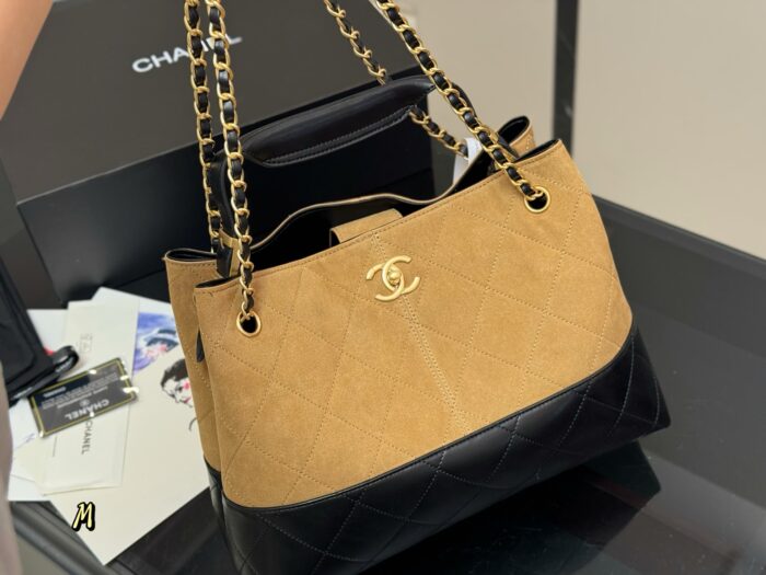 Chanel 25A Vertical Suede Tote Bag Madeleine Colourway Handheld Or Underarm Carry Effortlessly Relaxed Versatile And Sophisticated - Image 5