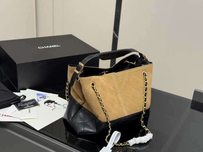 Chanel 25A Vertical Suede Tote Bag Madeleine Colourway Handheld Or Underarm Carry Effortlessly Relaxed Versatile And Sophisticated - Image 7