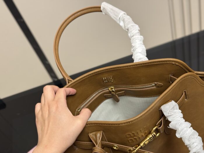 Miu-Miu Vintage Tote Bag Crossbody/Handheld/Single-Shoulder Luxurious Fairy-Like Style Effortlessly Stylish - Image 4