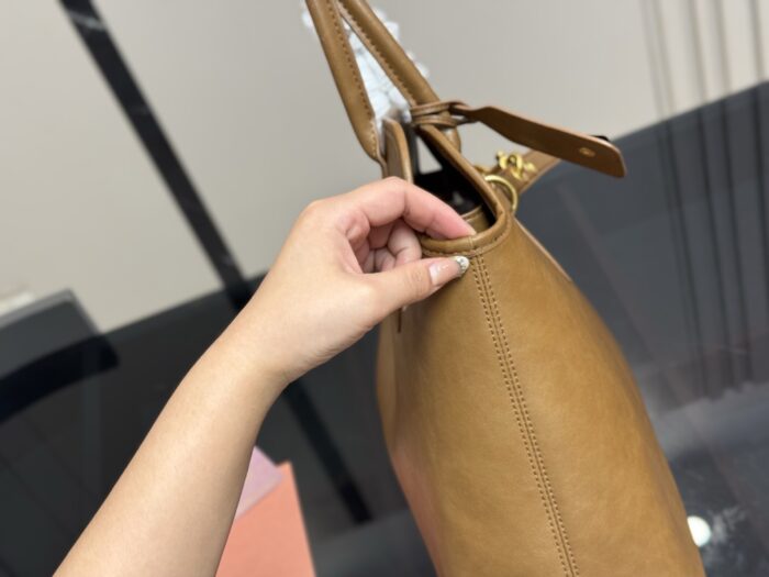 Miu-Miu Vintage Tote Bag Crossbody/Handheld/Single-Shoulder Luxurious Fairy-Like Style Effortlessly Stylish - Image 6
