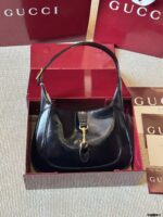 Gucci Jackie 1961 Patent Leather Series Underarm Bag Classic Lock Clasp With Extendable Shoulder Strap Outfit Essential - Image 2