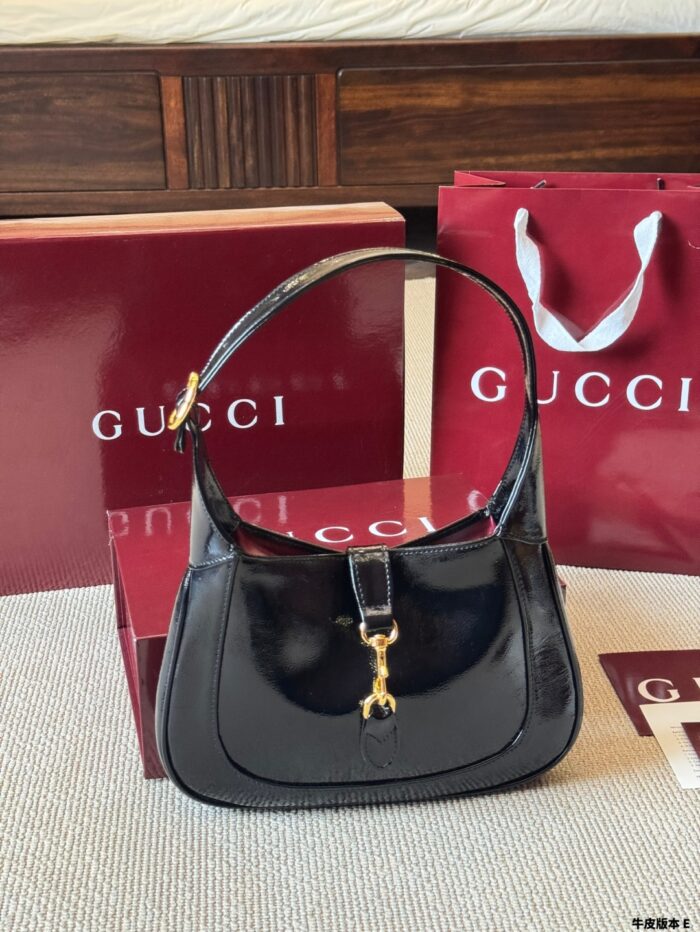 Gucci Jackie 1961 Patent Leather Series Underarm Bag Classic Lock Clasp With Extendable Shoulder Strap Outfit Essential - Image 3
