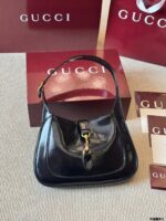 Gucci Jackie 1961 Patent Leather Series Underarm Bag Classic Lock Clasp With Extendable Shoulder Strap Outfit Essential - Image 4