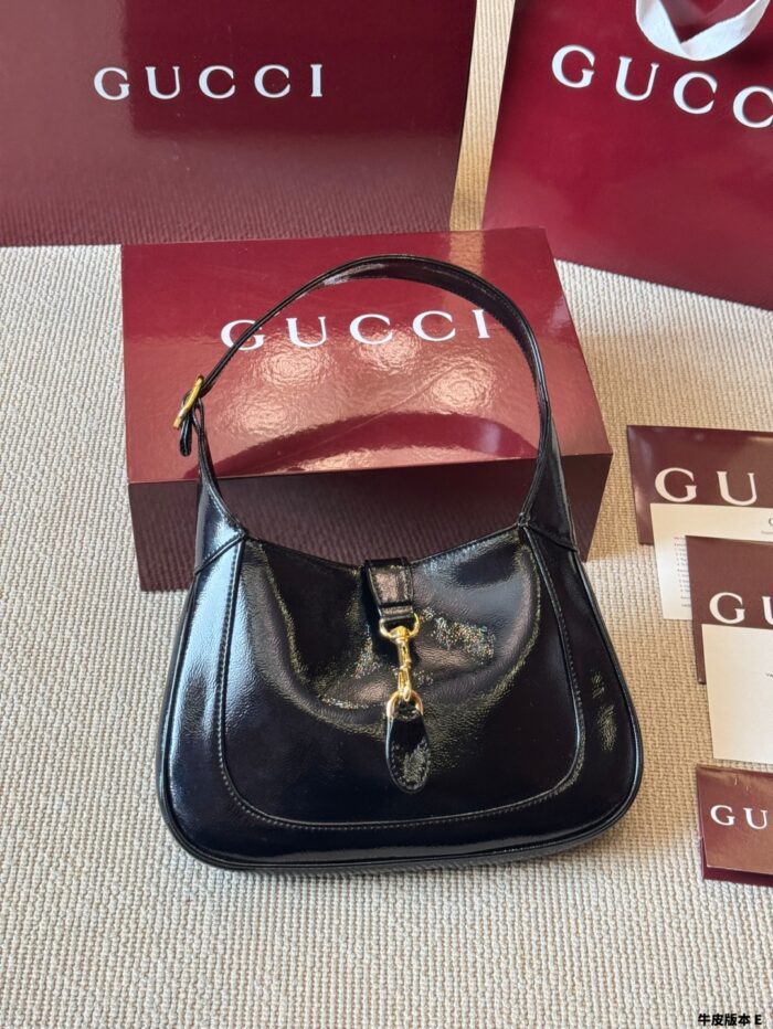 Gucci Jackie 1961 Patent Leather Series Underarm Bag Classic Lock Clasp With Extendable Shoulder Strap Outfit Essential - Image 4