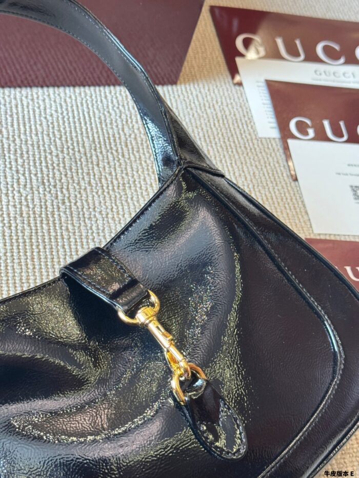 Gucci Jackie 1961 Patent Leather Series Underarm Bag Classic Lock Clasp With Extendable Shoulder Strap Outfit Essential - Image 5