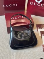 Gucci Jackie 1961 Patent Leather Series Underarm Bag Classic Lock Clasp With Extendable Shoulder Strap Outfit Essential - Image 7