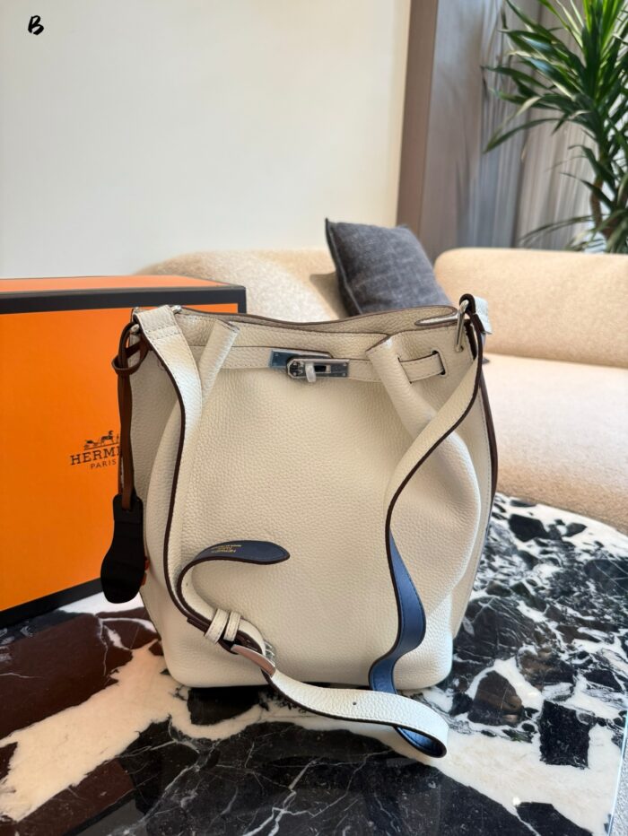 Hermès So Kelly Bucket Bag  Drawstring Pleats  Spacious Capacity  Translucent Midnight Blue - Image 4