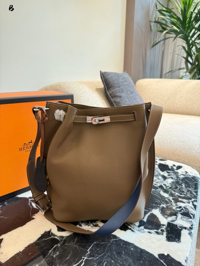 Hermès So Kelly Bucket Bag  Drawstring Pleats  Spacious Capacity  Translucent Midnight Blue - Image 5