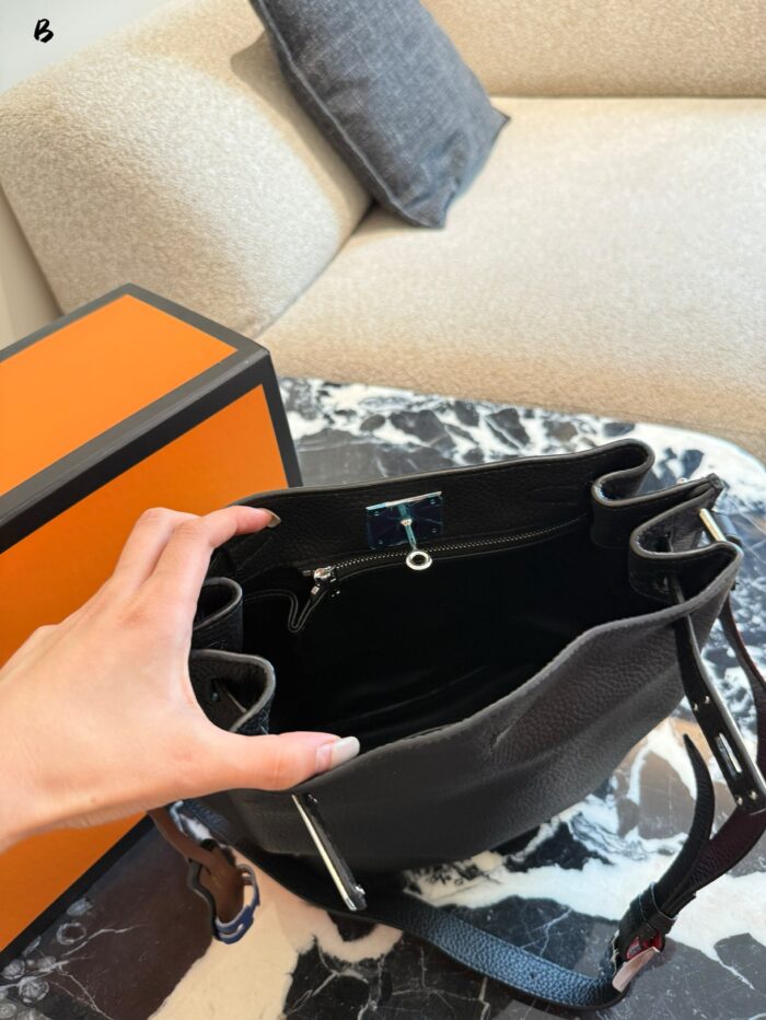 Hermès So Kelly Bucket Bag  Drawstring Pleats  Generous Capacity  Midnight Blue - Image 4