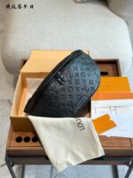 Louis Vuitton Embossed Waist Bag/Shoulder Bag Zip-Closure Design, Stylish And Versatile