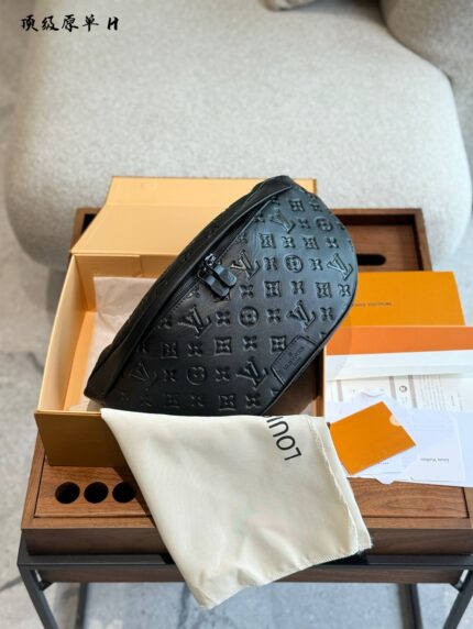 Louis Vuitton Embossed Waist Bag/Shoulder Bag Zip-Closure Design, Stylish And Versatile