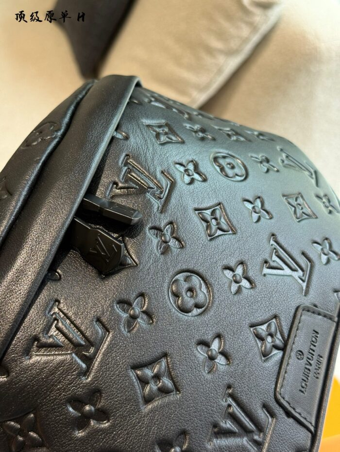 Louis Vuitton Embossed Waist Bag/Shoulder Bag Zip-Closure Design, Stylish And Versatile - Image 4