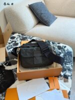 Louis Vuitton S-Lock Series Men'S Monogram Calfskin Embossed Messenger Bag Stylish And Practical