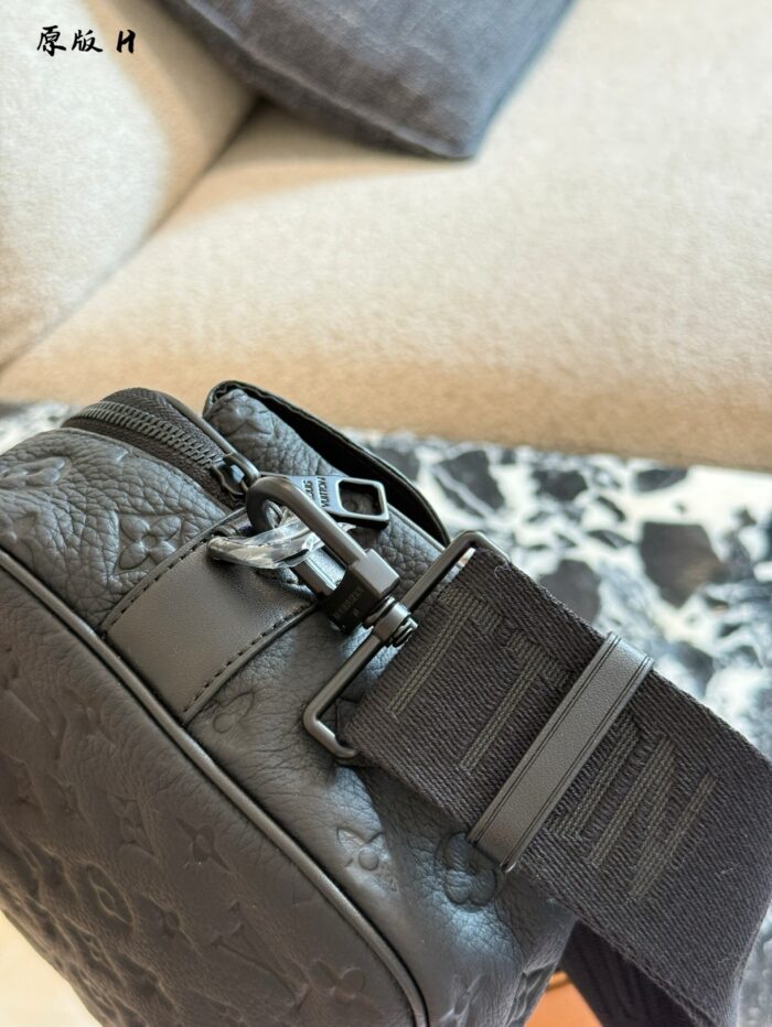 Louis Vuitton S-Lock Series Men'S Monogram Calfskin Embossed Messenger Bag Stylish And Practical - Image 9
