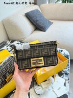 Fendi Classic Baguette Handbag Signature Pattern Exquisite Companionship - Image 4