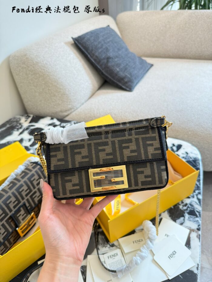 Fendi Classic Baguette Handbag Signature Pattern Exquisite Companionship - Image 4