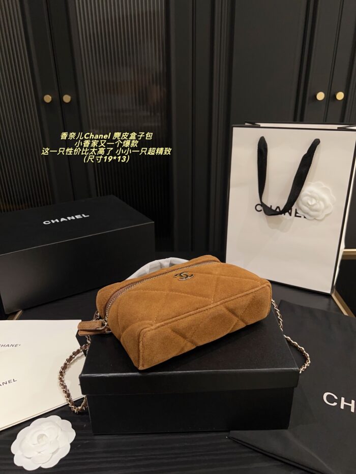 Chanel Suede Box Bag Shoulder, Crossbody, Or Handheld Exquisite Bestseller Excellent Capacity - Image 4