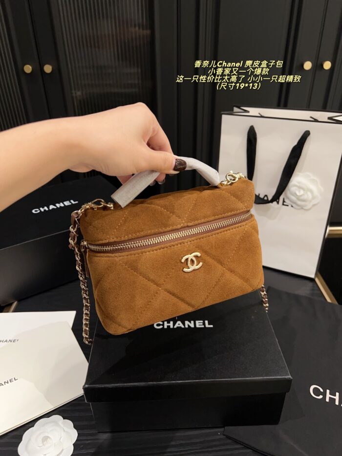 Chanel Suede Box Bag Shoulder, Crossbody, Or Handheld Exquisite Bestseller Excellent Capacity - Image 5