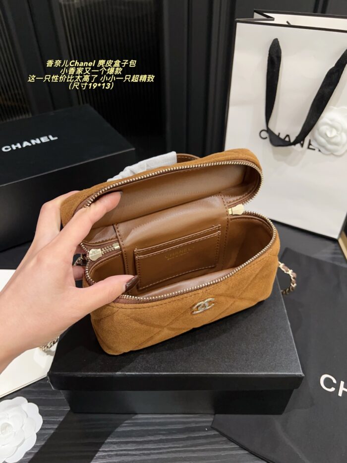 Chanel Suede Box Bag Shoulder, Crossbody, Or Handheld Exquisite Bestseller Excellent Capacity - Image 6