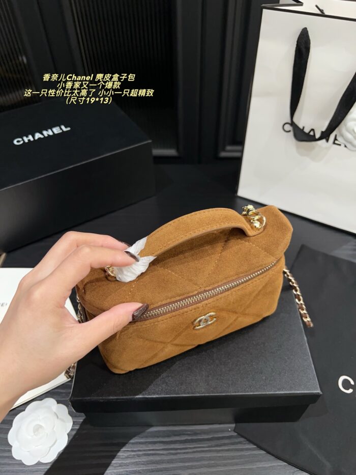 Chanel Suede Box Bag Shoulder, Crossbody, Or Handheld Exquisite Bestseller Excellent Capacity - Image 7