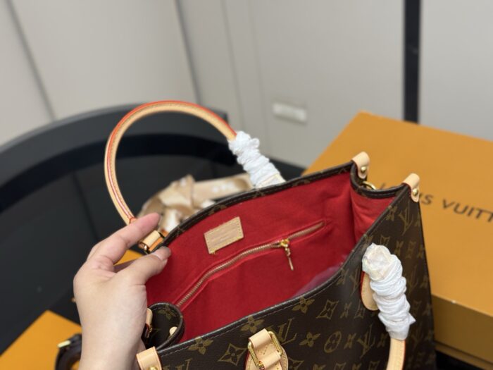 Louis Vuitton Sac Plat Bb Monogram Music Score Bag Lightweight And Comfortable - Image 4
