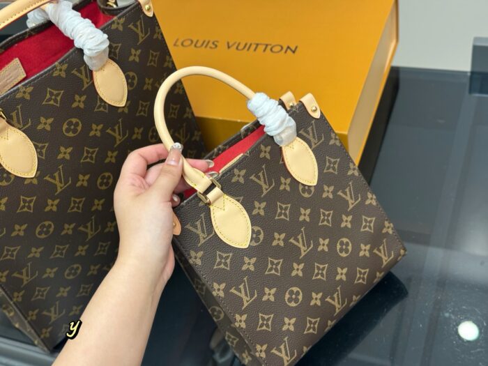 Louis Vuitton Sac Plat Bb Monogram Music Score Bag Lightweight And Comfortable - Image 5