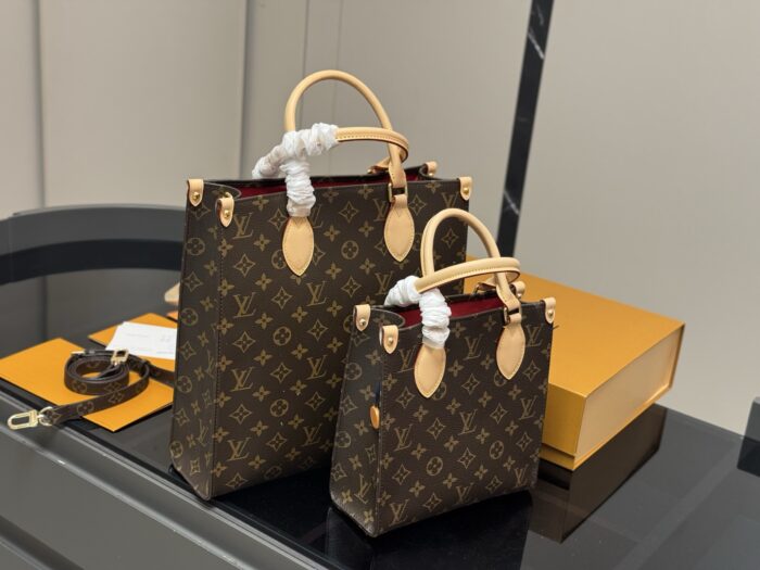 Louis Vuitton Sac Plat Bb Monogram Music Score Bag Lightweight And Comfortable - Image 8