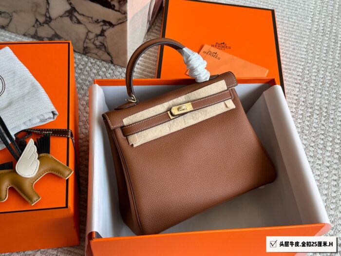 Hermès Kelly 25 Top-Grain Togo Leather Timeless Luxury, Effortlessly Versatile - Image 3